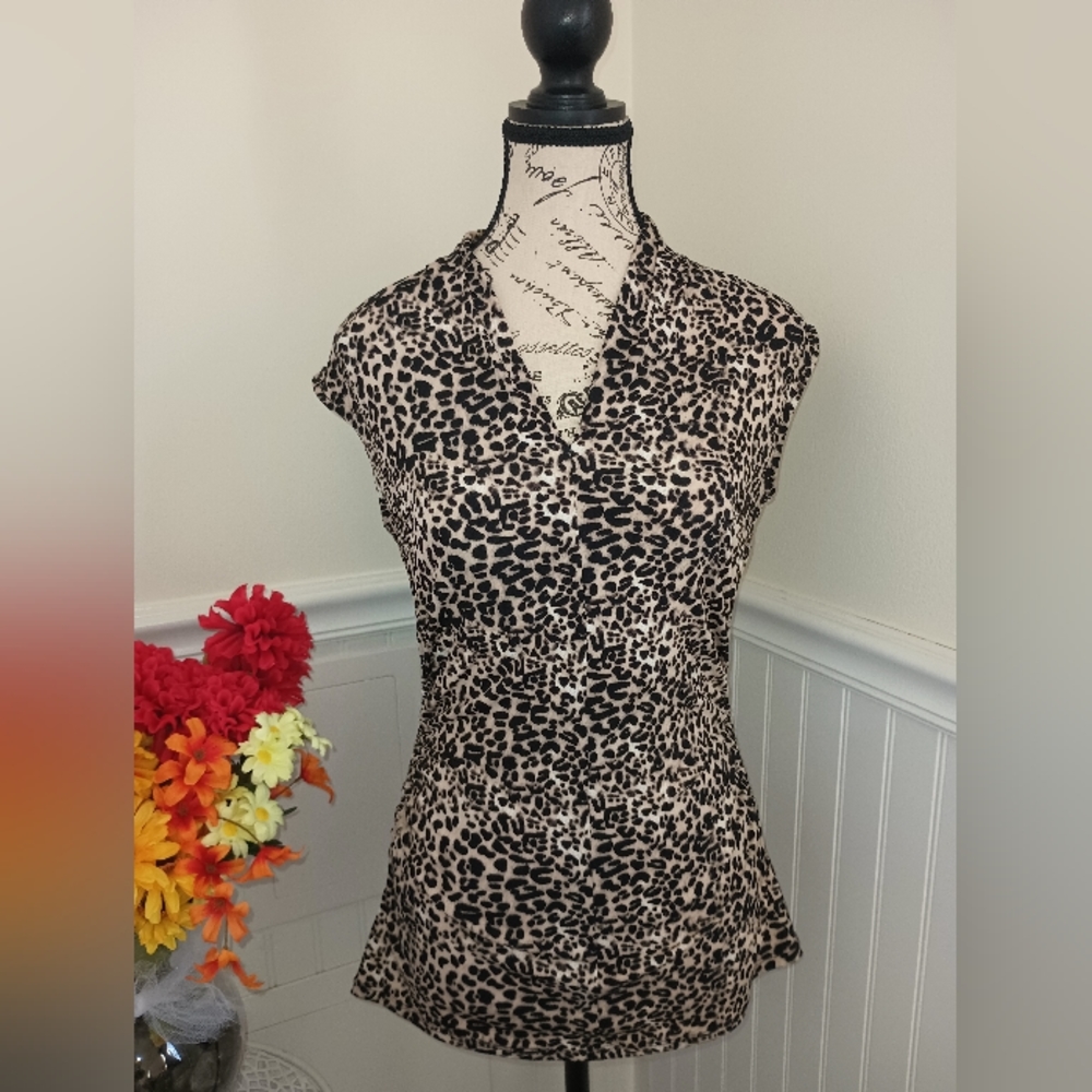 Women's Small Vince Camuto Sleeveless V Neck Ruched Sides Animal Print Blouse